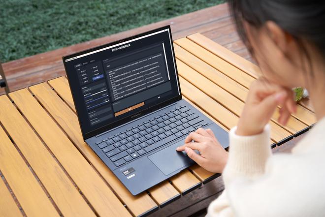 AIPC持续火热2024年入手高品质、好体验的新款轻薄本就看它？(图1)