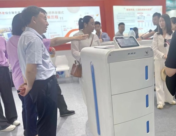 AI+机器人赋能智能养老产业擎朗医疗与您相约2024上海老博会(图2)