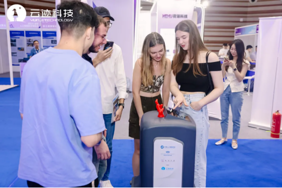 2024全球人工智能技术博览会召开云迹科技复合多态机器人UP获院士点赞(图4)