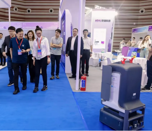 2024全球人工智能技术博览会召开云迹科技复合多态机器人UP获院士点赞(图2)