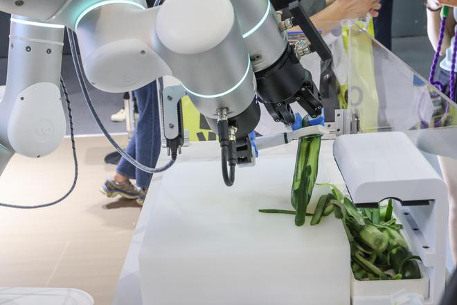 图说│AI让生活更美好千余项前沿科技展品汇聚2024世界人工智能大会(图7)