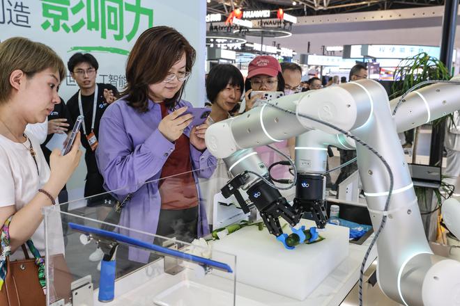 图说│AI让生活更美好千余项前沿科技展品汇聚2024世界人工智能大会(图10)