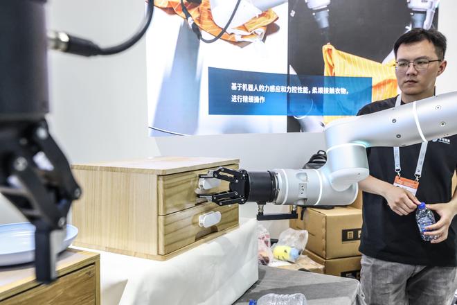 图说│AI让生活更美好千余项前沿科技展品汇聚2024世界人工智能大会(图8)