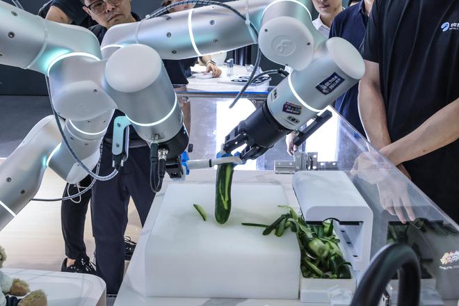 图说│AI让生活更美好千余项前沿科技展品汇聚2024世界人工智能大会(图11)