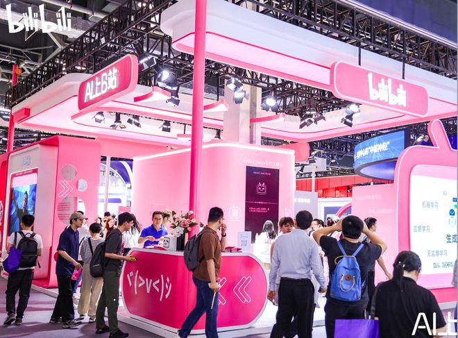 WAIC2024揭秘：AI走出科幻小说大模型青年如何改写未来规则？(图11)