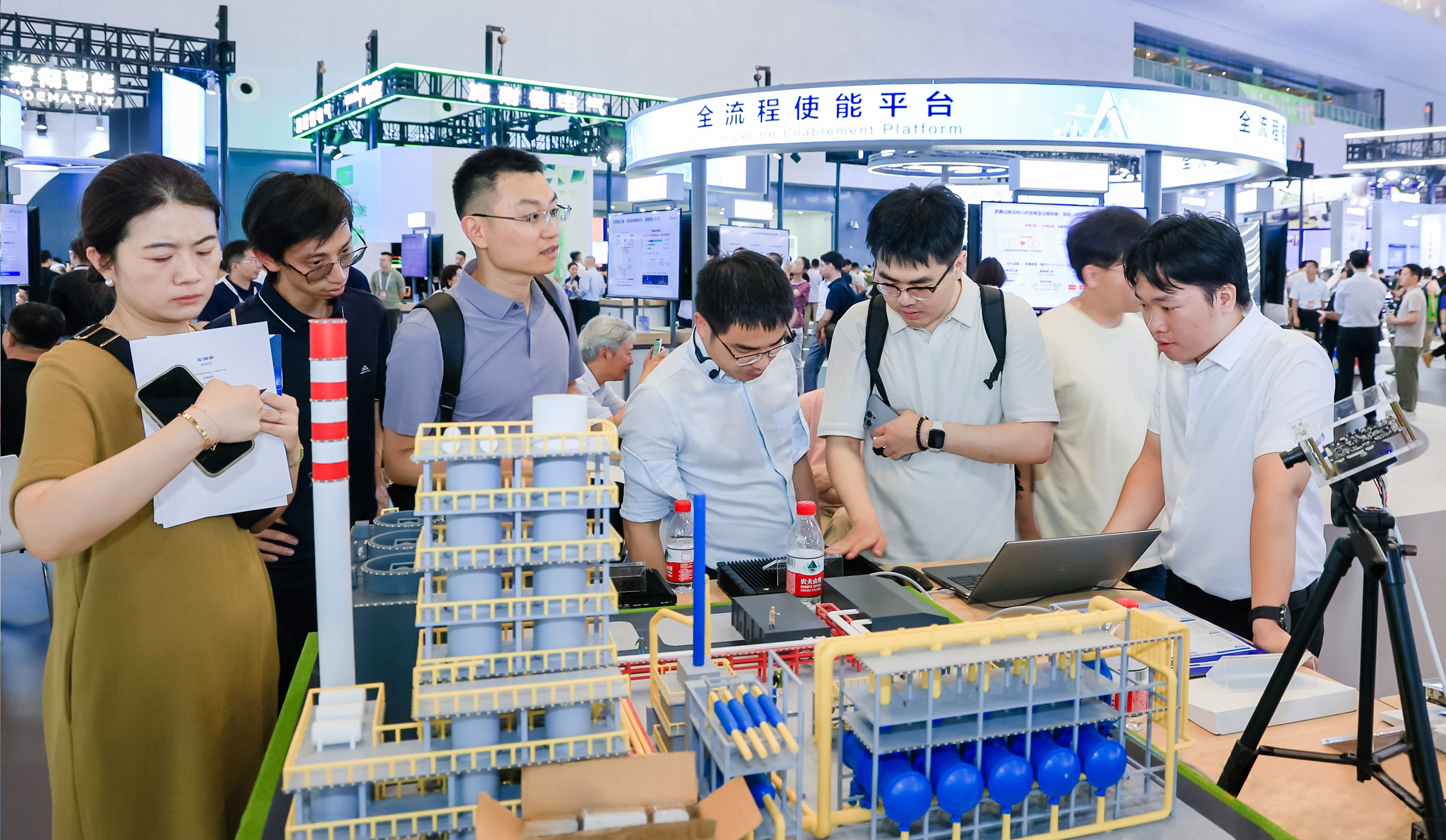 昇腾APN最佳伙伴—英码科技AI算力计算产品亮相WAIC2024(图1)