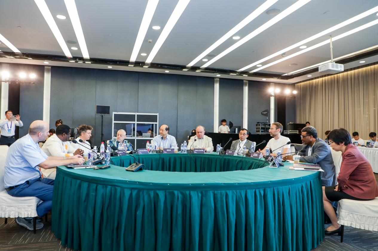 2024年世界人工智能大会“数学与人工智能”学术会议在沪举办(图1)