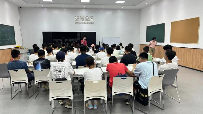 特色礼贤AI研学开启人工智能奇妙之旅——青岛九中2024级10班破冰活动顺利进行(图2)
