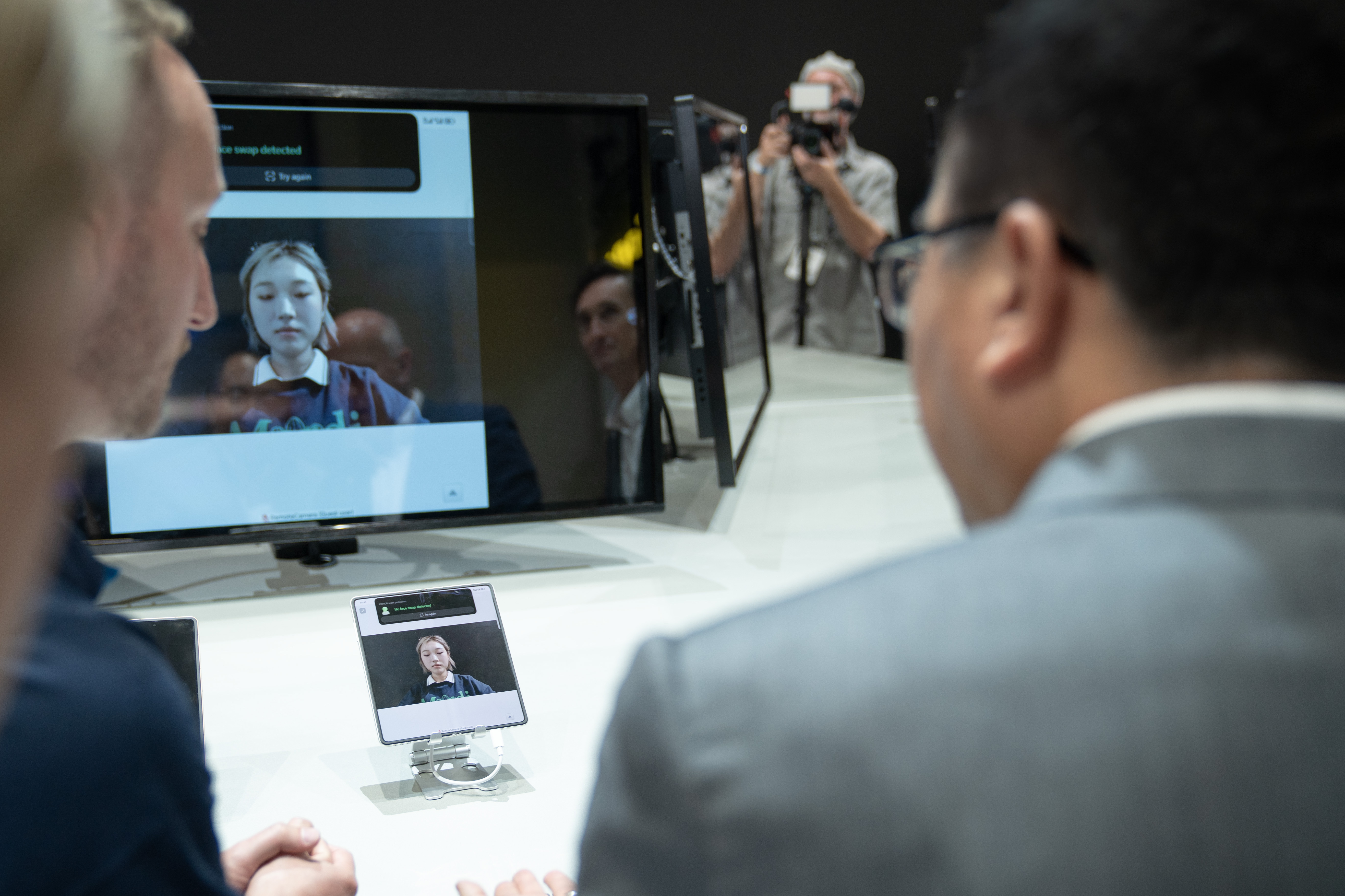 2024年柏林国际消费电子展聚焦AI主题中国科技企业发布全球首个跨应用开放生态智能体(图1)