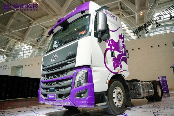 乘龙H7智能驾驶牵引车参展2024数字物流大会AI时代已来(图3)