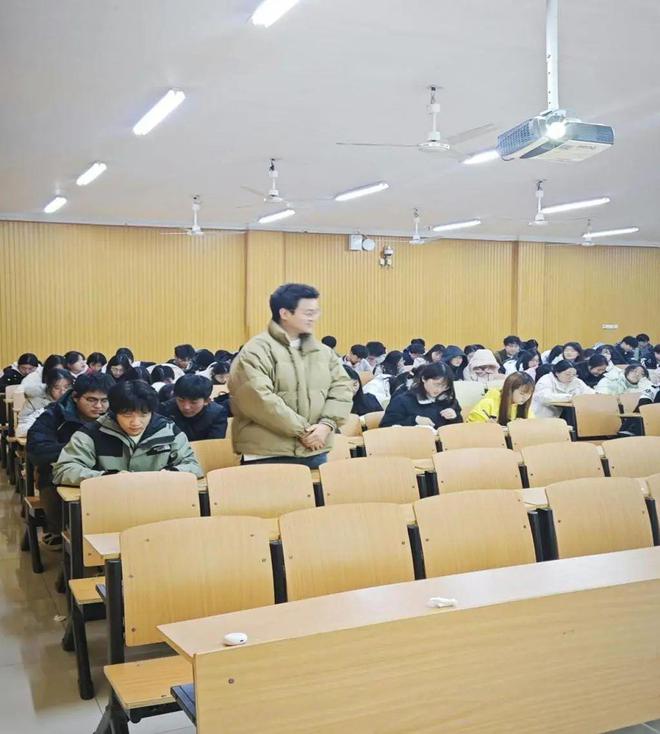 信阳学院大数据与人工智能学院面向2024级新生开展学风建设先进集体宣讲活动(图2)