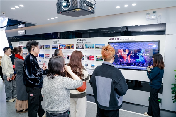 联想motoAI驱动创新走进联想武汉产业基地感受AI科技之美(图1)