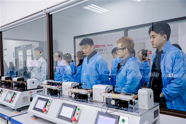 联想motoAI驱动创新走进联想武汉产业基地感受AI科技之美(图8)