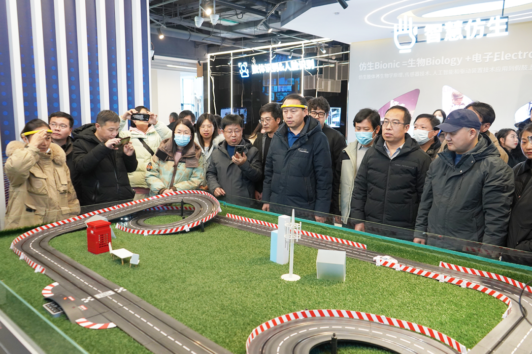 汇聚多方资源启迪教育智慧2024年人工智能教师培训观摩活动在井陉县举行(图1)