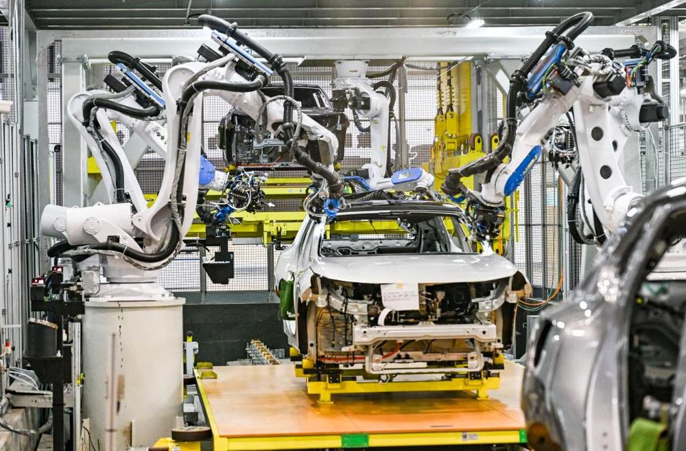 两会新华鲜报｜具身智能、6G入报告！“人工智能+”如何向未来(图1)