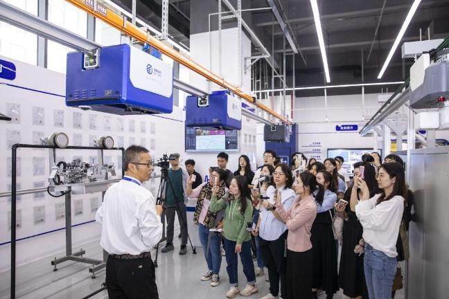 “人工智能+”赋能千行百业！广州人工智能产业发展动力强劲丨聚焦广州“12218”现代化产业体系一线调研行⑤(图1)