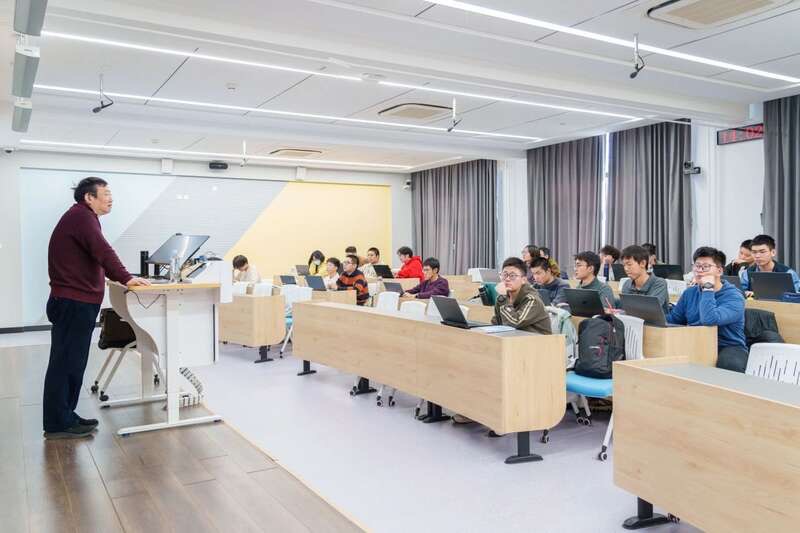 北航面向全校本科生开设《人工智能导论》通识必修课(图1)