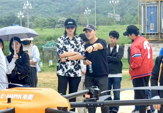 汉台青年东湖高新企业行：解码AI新图景共探发展新机遇(图2)