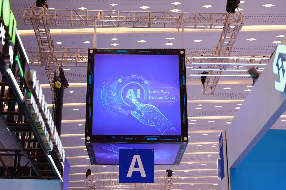 AI赋能中国上市公司出海境外收入逼近10万亿(图1)