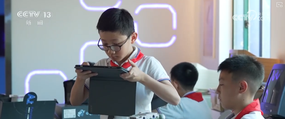 “人工智能+教育”快速铺开多路径破解中小学AI教育“谁来教”难题(图1)