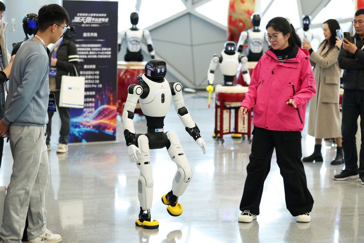 年终观察｜2025科技市场发展图景：人形机器人跑步进厂AI生态加速形成(图1)