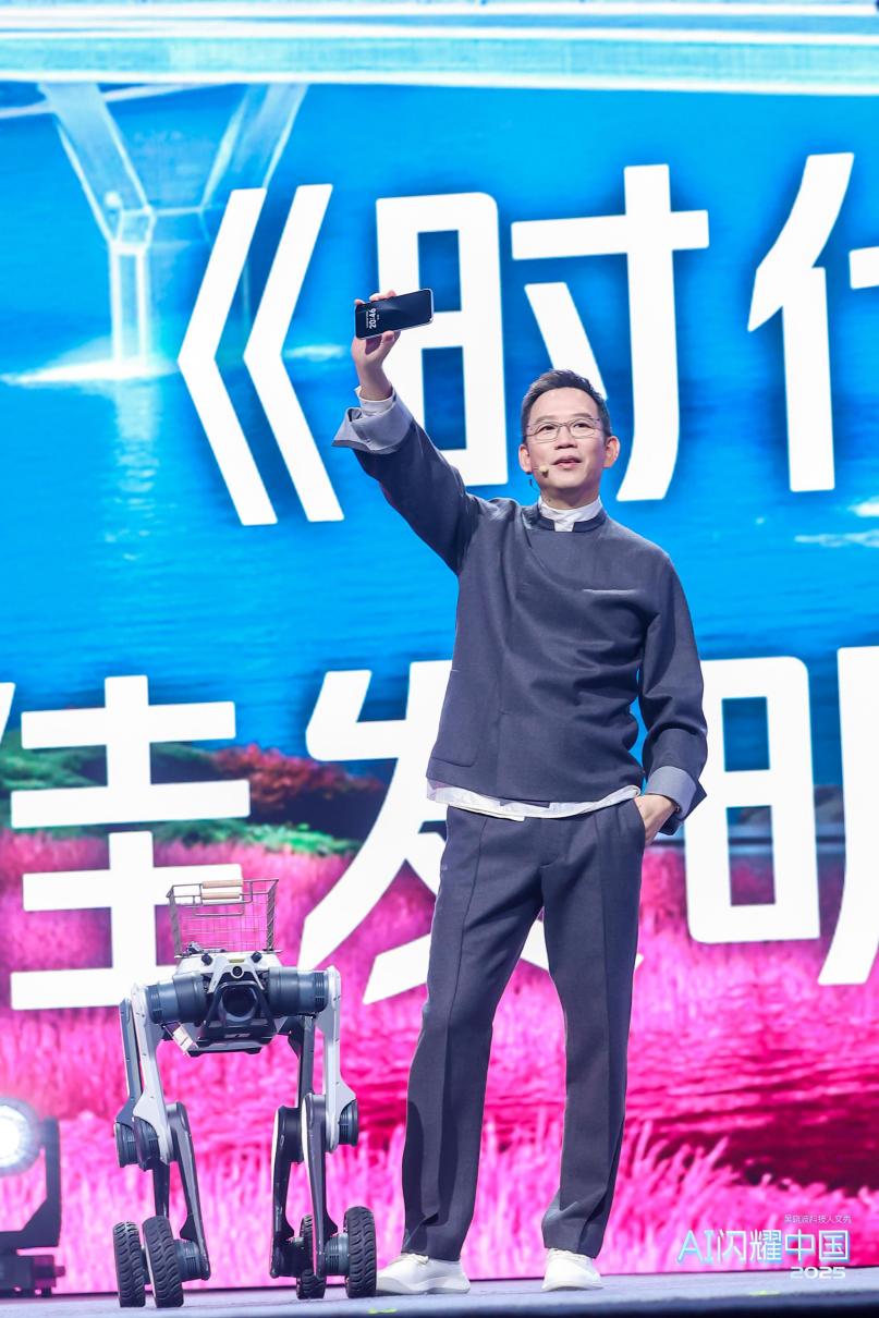 机器狗遇见手机机器人：一场科技人文秀背后的AI终端进化论(图1)