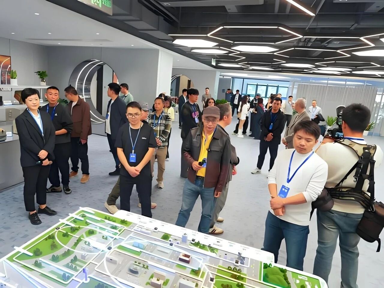 国投智能全力下注AI转型(图1)