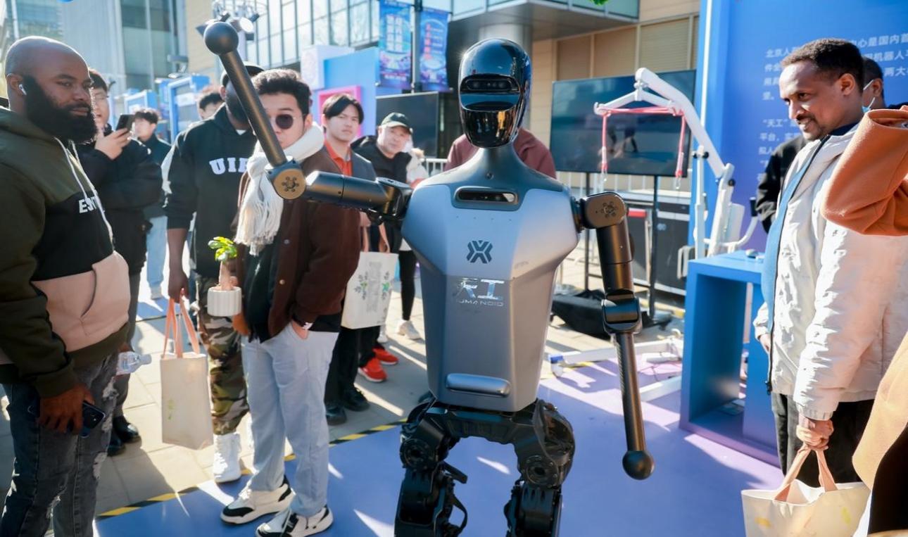 共赴AI新纪元！探展2025中关村硬科技嘉年华(图3)